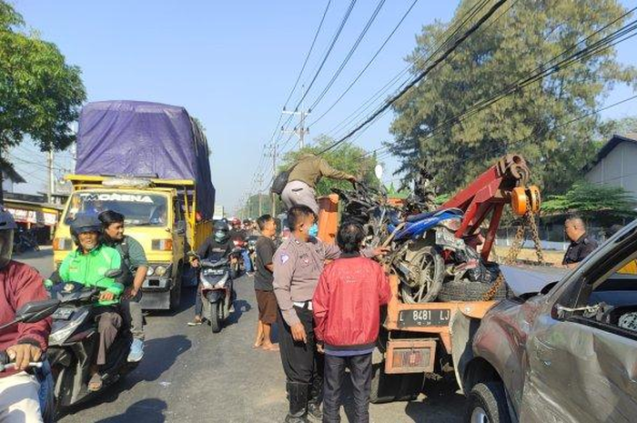 Baru Pulang Haji Kakek di Gresik Tabrak Motor Hingga 1 Orang Tewas dan Tiga Lainnya Luka Berat  