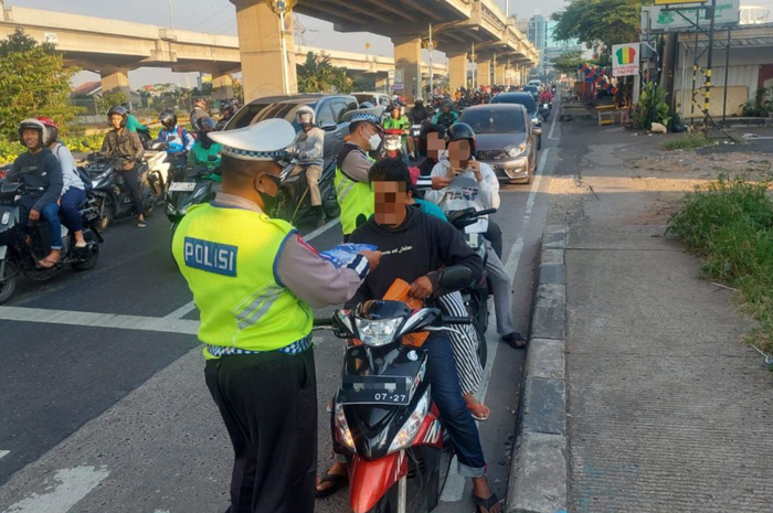 Tilang manual saat razia Operasi Patuh Jaya 2024.