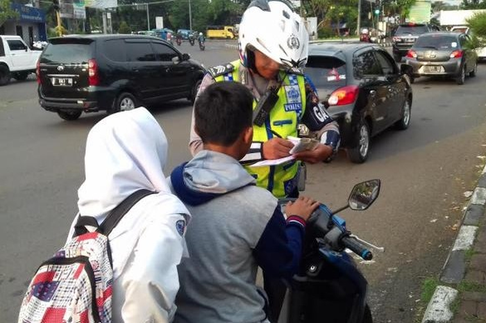 Razia Operasi Patuh Jaya 2024 incar 14 pelanggaran, tidak pakai Helm SNI kurungan maksimal 1 bulan atau denda maksimal Rp 250.000.