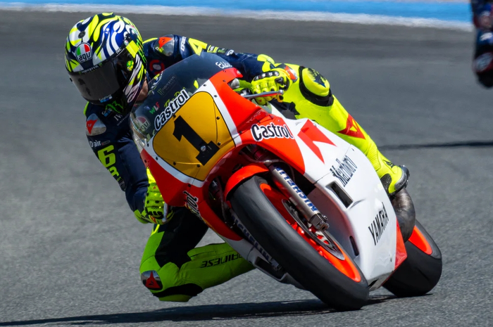 Valentino Rossi bawa motor Yamaha YZR500 era GP500 2-tak