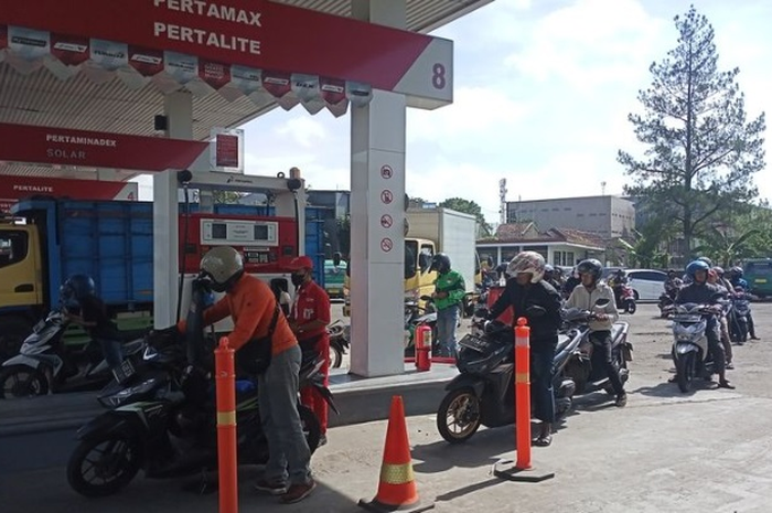 Menko Marves, Luhut Binsar Pandjaitan menyatakan harga Pertalite tetap sama tidak ada kenaikan khusus untuk motor.