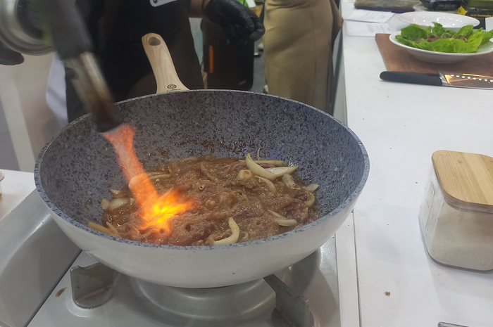 Demo masak yang dilakukan Chef Jesselyn Lauwreen, di Korea Pavilion, Food and Hospitality Indonesia (FHI) yang diadakan oleh Korea-Agro-Fisheries & Food Trade Corporation (at Center) di JIEXPO, Kemayoran, Jakarta, pada Jumat, (26/7/2024).