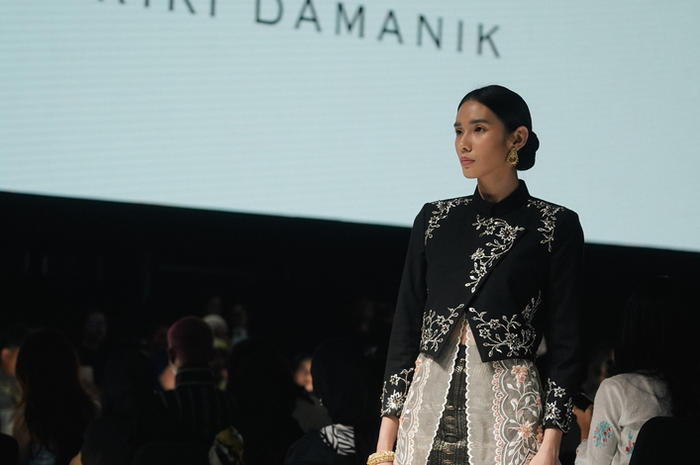 Koleksi Riki Damanik dengan tema 'Kreasi Wastra Muda & Fresh’ di JF3 2024