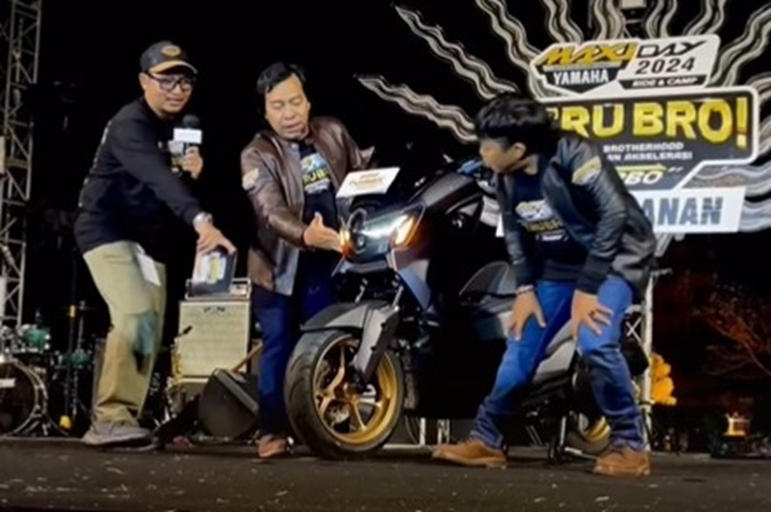 Komeng dan adul bersama Yamaha NMAX Turbo 2024 di MAXi Yamaha Day 2024 pertama.