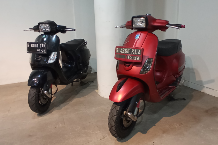 Motor bekas Vespa S 125 i-get facelift (kiri) dan Vespa S 125 i-get old (kanan) dijual di Vescooter Kemang, Jakarta Selatan. 