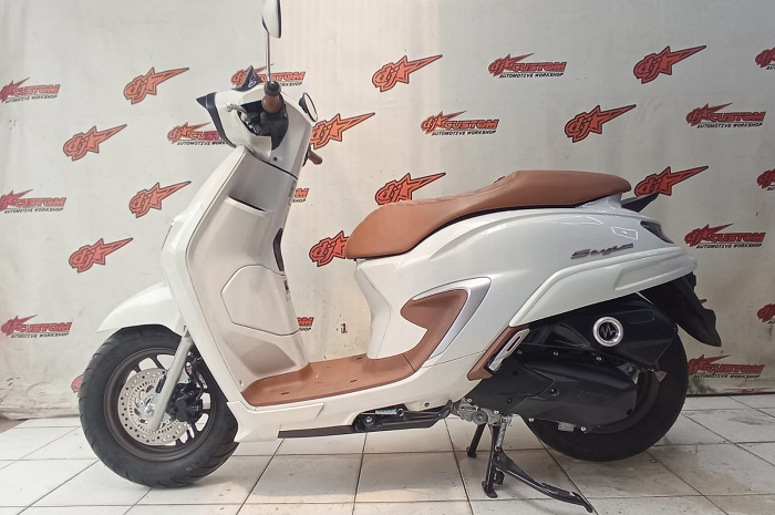 Modifikasi motor Honda Stylo 160 pakai body extension.