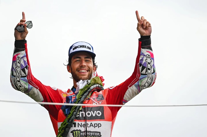 Juara MotoGP Inggris 2024, Enea Bastianini (Ducati Lenovo) sorot Marc Marquez.