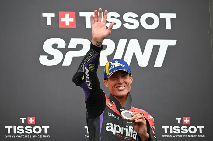 Pembalap Aprilia Racing Aleix Espargaro naik podium 3 balap Sprint MotoGP Inggris 2024 di Sirkuit Silverstone, Sabtu (3/8/2024).