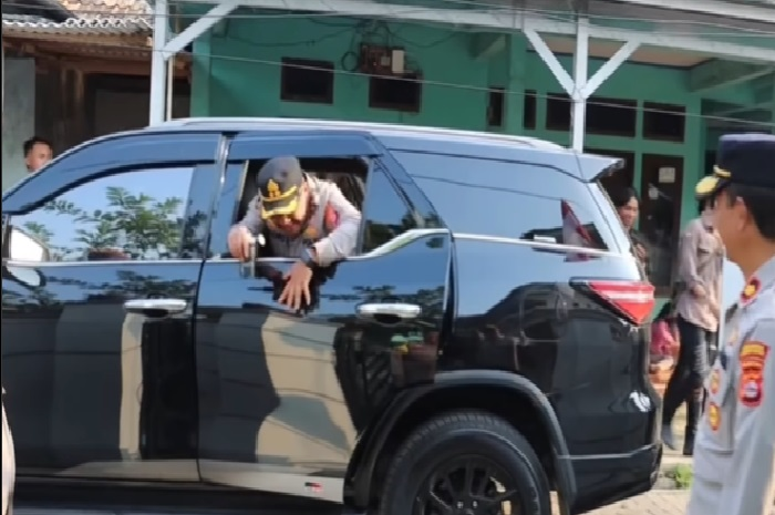 Aksi kocak anggota polisi Kapolres Serang, AKBP Condro Sasongko yang pernah bagikan motor baru Honda BeAT.