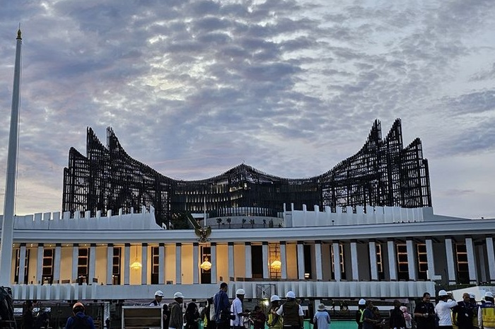 Istana Negara dengan latar belakang Istana Garuda di Ibu Kota Nusantara (IKN), Kalimantan Timur, Rabu (7/8/2024).
