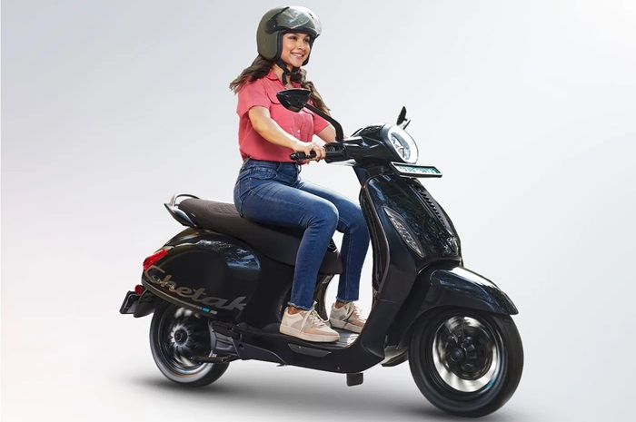 Motor listrik baru yang sekilas gaya Vespa, yaitu Bajaj Chetak 3201 Black Edition.