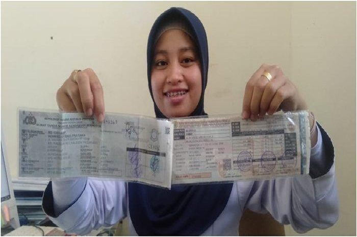 Foto ilustrasi STNK sebagai salah satu dokumen untuk pemutihan pajak motor.