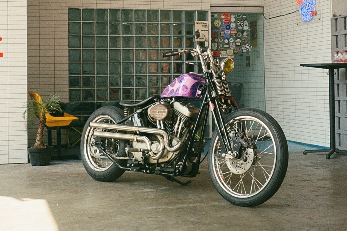 Modifikasi motor Harley-Davidson Sportster kustom gaya chopper.