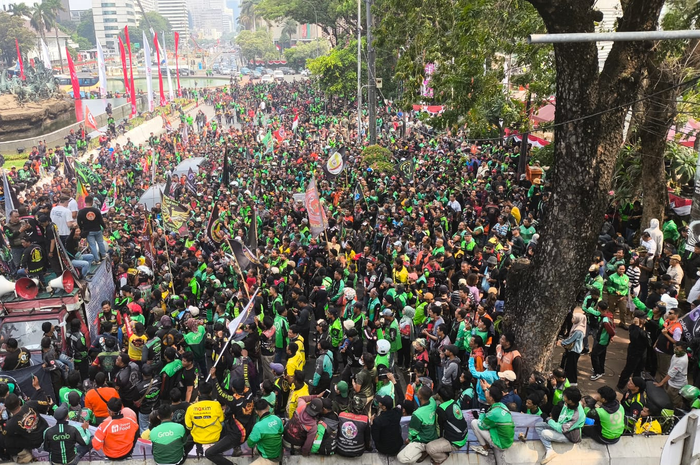 Aksi demo ojol di Patung Kuda, Jakarta.