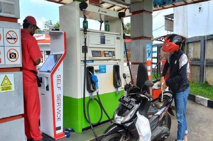 Foto ilustrasi motor isi bensin Pertalite di SPBU Pertamina.
