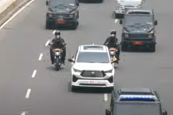 Motor listrik Zero SR/F mengawal mobil Innova Zenix yang ditumpangi Paus Fransiskus, Selasa (3/9/2024).