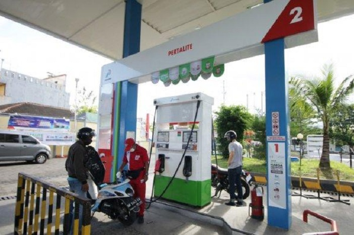 Ilustrasi motor isi Pertalite di SPBU Pertamina.