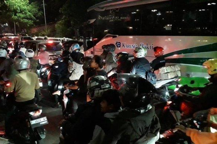 Macet Horor di Puncak Bogor Akibat Long Weekend Motor Tidak Bisa Bergerak Pengendara Buang Air Sembarangan