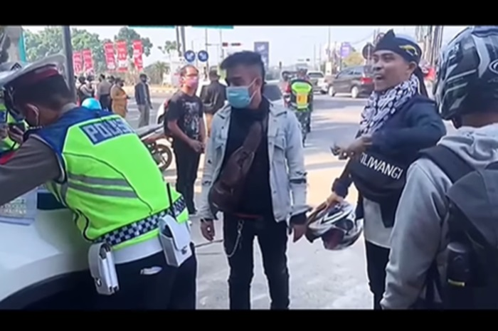 Video pemotor kesurupan saat ditilang polisi.