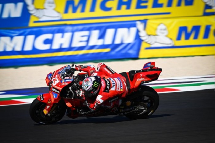 Enea Bastianini (Ducati Lenovo) ngamuk di MotoGP Emilia Romagna 2024, Marc Marquez dapat keberuntungan.