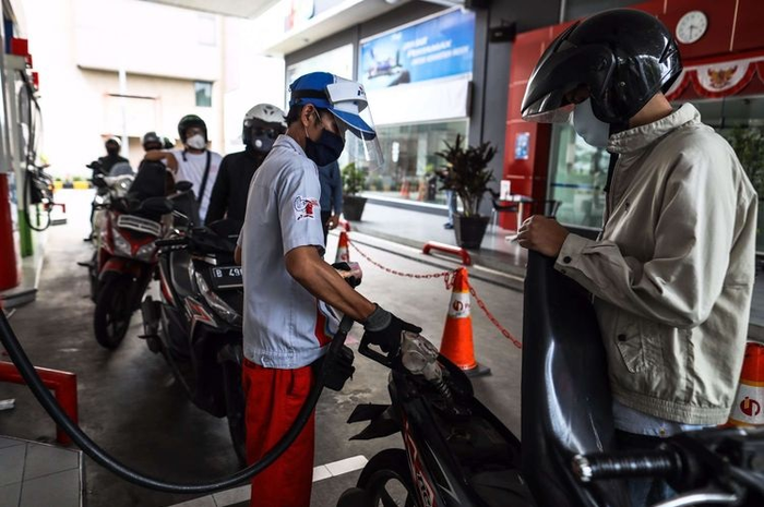 Pemotor isi BBM subsidi Pertalite di SPBU Pertamina MT Haryono, Jakarta Timur.