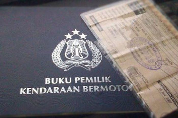 Foto ilustrasi STNK dan BPKB sebagai syarat bayar pajak motor, lagi ada pemutihan 2024 nih.