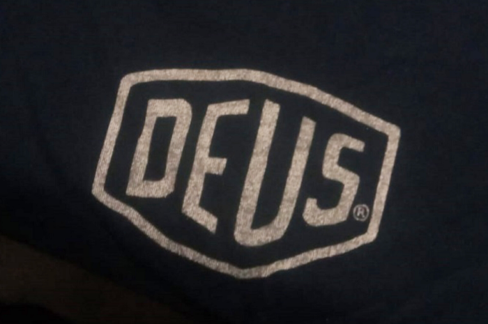 Ilustrasi logo Deus atau Deus Ex Machina