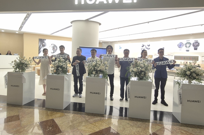 Huawei resmi membuka kembali experience store di Taman Anggrek, dengan konsep yang lebih modern dan minimalis