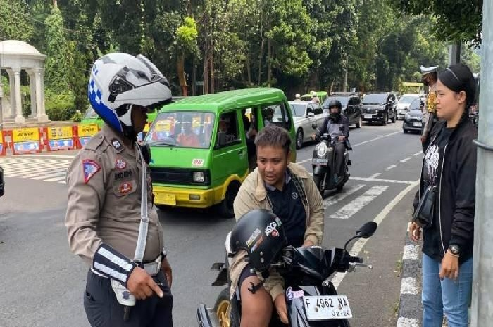 Ujung-ujungnya pemotor yang hampir tabrak polisi pas razia Operasi Zebra 2024 di Bogor kena tangkap juga.
