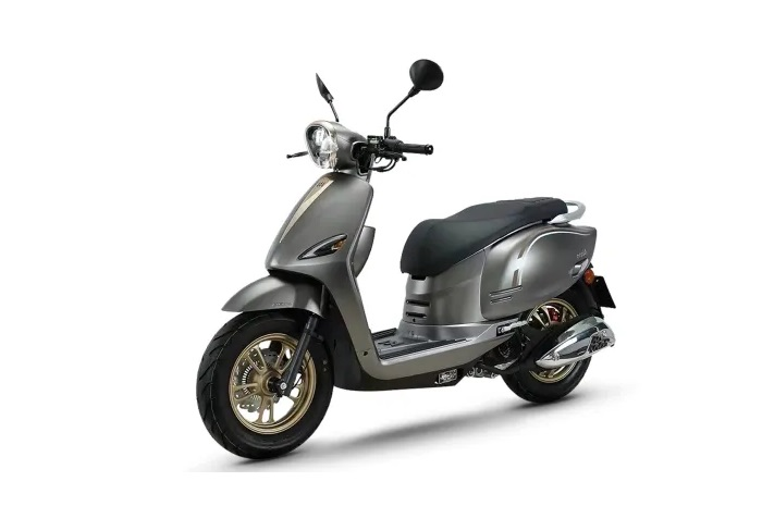 Tampilan motor baru penantang Vespa, WMoto Letbe Neon punya cicilan termurah segini.
