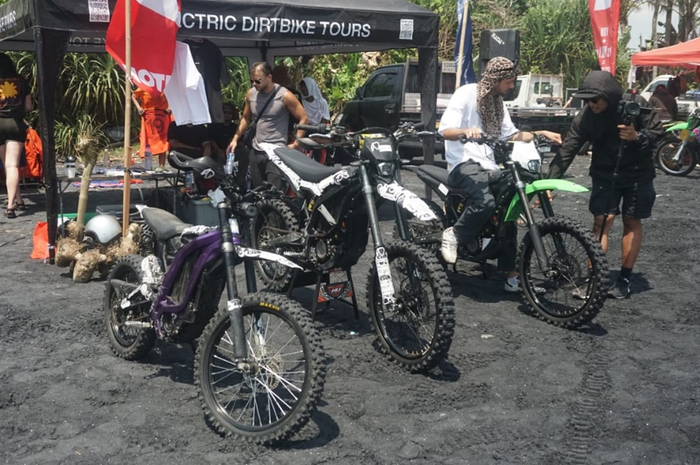 Motor listrik Sur-ron disewakan Baik Life saat event Deus Slidetober Fest 2024, Pantai Pasut, Bali, Minggu (13/10/2024).