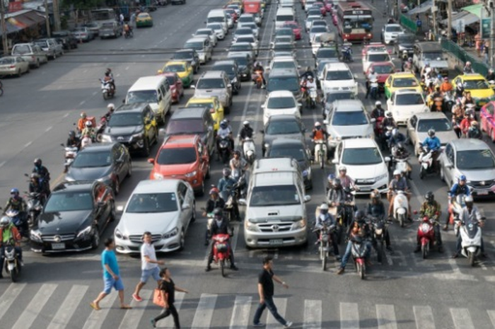 Motor listrik belum bisa memenuhi kebutuhan, misalnya kehabisan baterai di tengah perjalanan. 