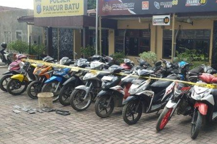Puluhan motor bodong yang ditemukan di rumah anggota TNI telah diamankan di Polsek Pancur Batu, Deli Serdang, Sumatera Utara.