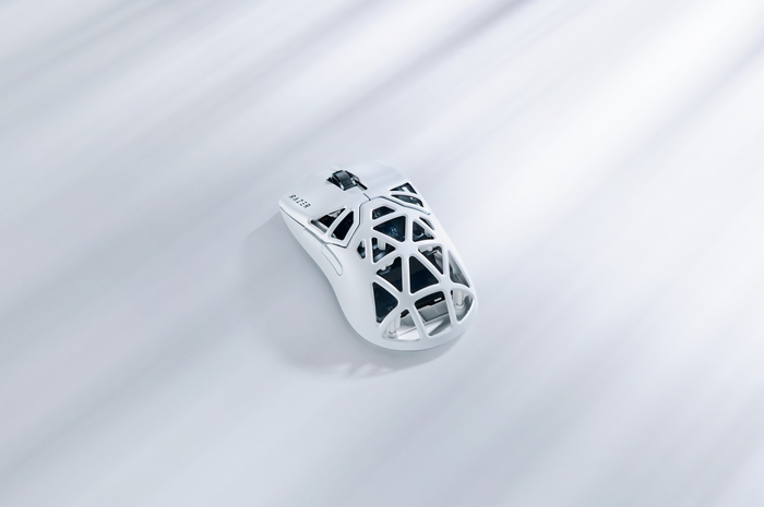 Razer meluncurkan Viper Mini Signature Edition dalam warna baru, putih, pada 17 Oktober 2024. Mouse gaming ini menawarkan kombinasi desain elegan dan performa tinggi, cocok untuk para gamer yang menginginkan setup minimalis berwarna putih. 