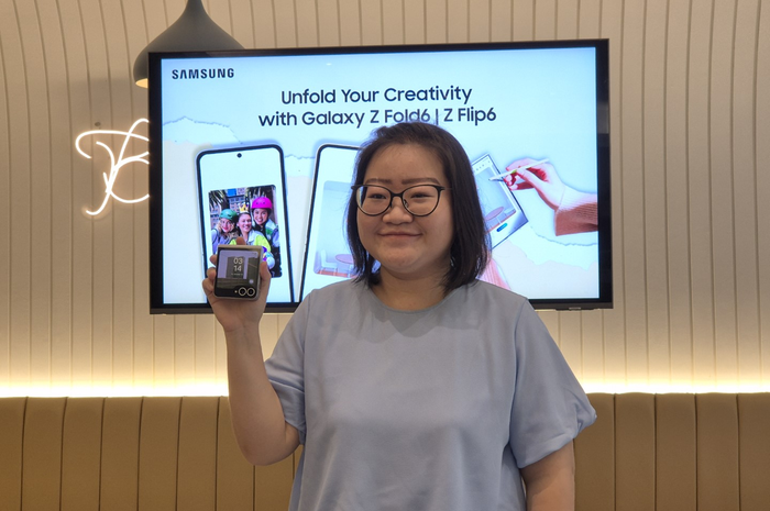 Claudia Didi, conten creator membagikan cara membuat visual yang bercerita pada saat workshop menggunakan Samsung Galaxy Z Flip6 dan Fold6