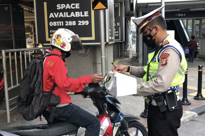 Foto Ilustrasi tilang: Puluhan Ribu Pengendara Motor Kena Tilang Karena Tidak Pakai Helm SNI Dalam Operasi Zebra 2024 Ini Dasar Hukum dan Jumlah Denda  