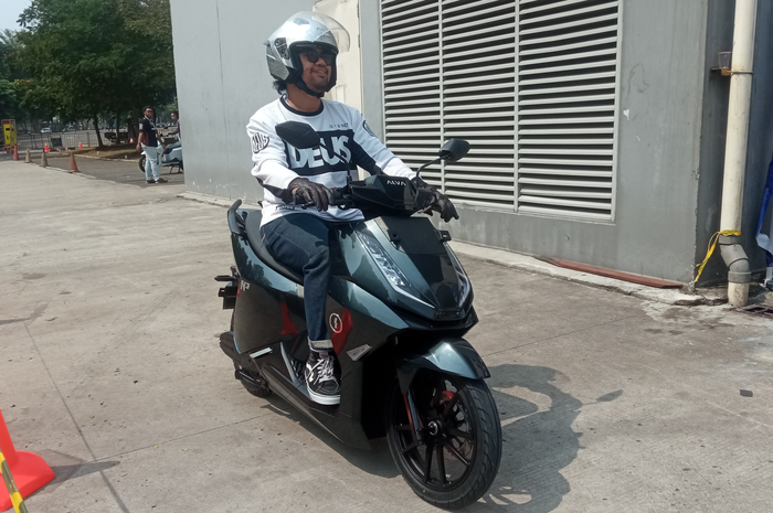 Test ride motor listrik ALVA N3 di IMOS 2024, ICE BSD, Tangerang, Kamis (31/10/2024). 