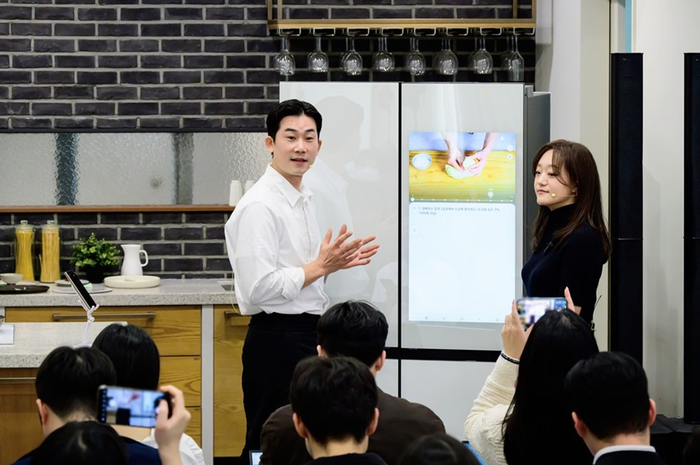 Chef Lim Hee-won, pemilik restoran BUTO di Seoul & pengawas Culinary Class Wars, berbagi pengalaman menggunakan dapur pintar Samsung AI Kitchen dalam acara Samsung BESPOKE AI Kitchen Cooking Show pada 6 November.