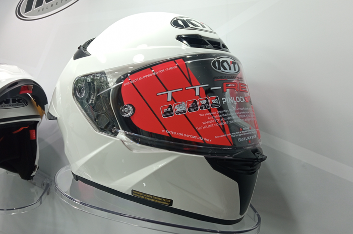 Helm KYT TT Revo penerus TT Course. 