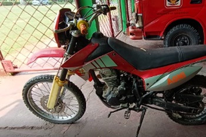 Motor VIAR CROSS-X 200 SE tahun 2015 akan dilelang murah meriah Rp 900 ribuan dokumen lengkap.