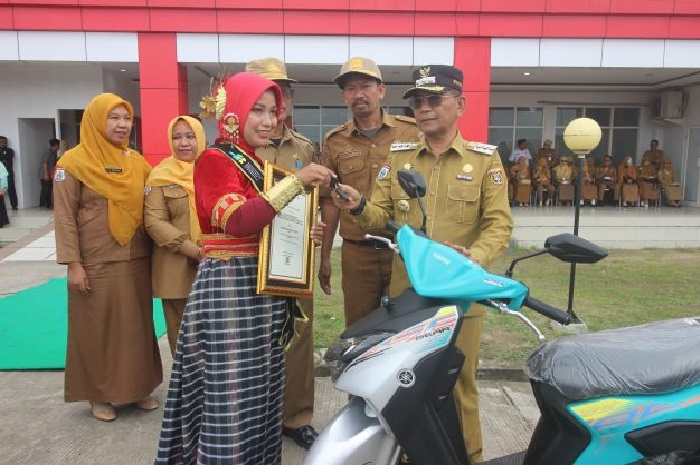 Momen penyerahan hadiah motor baru Yamaha Gear 125 yang dialami Rusmiati, salah satu bidan di Polman.