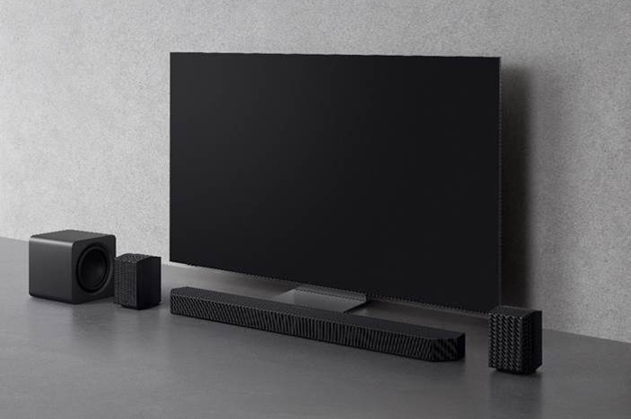 Samsung memperkenalkan produk speaker siundbar flagship, HW-Q990F dan HW-QS700F yang kini dilengkapi fitur AI