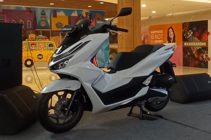New Honda PCX 160 dibekali fitur Honda RoadSync dan HSTC, ini fungsi dan cara kerjanya.