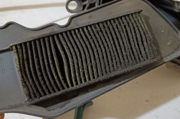 Kondisi filter udara motor matic yang sudah kotor dan harus diganti.