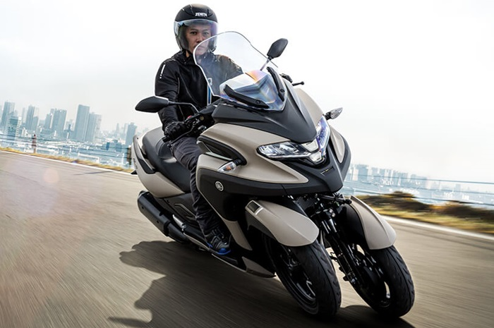 Yamaha Tricity 300 2025, motor matic baru roda tiga saudara XMAX saat menikung.
