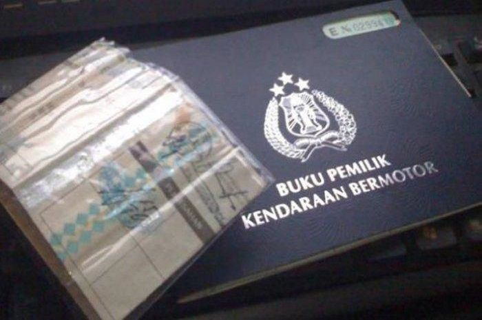 Foto ilustrasi. STNK dan BPKB biasanya menjadi dokumen yang diperlukan untuk mengikuti pemutihan pajak kendaraan termasuk bebas denda.