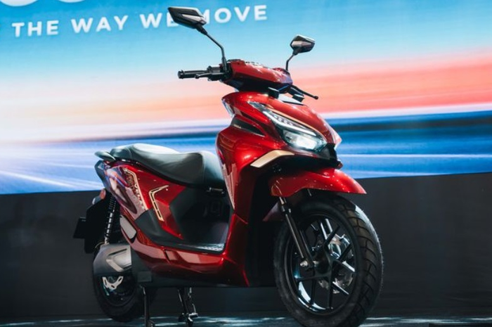 Yadea Velax, motor listrik baru yang diluncurkan di IIMS 2025, desainnya mirip Honda Vario.
