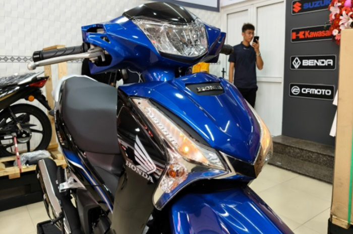 Tampang motor baru Honda Wave 125i saudara Supra X 125 di sebuah dealer.