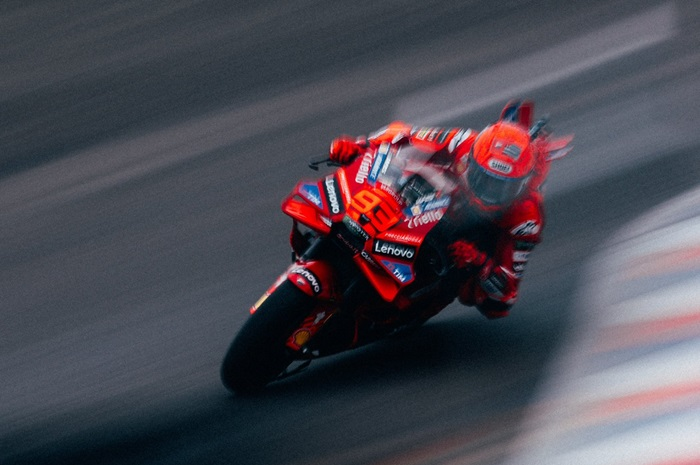 Pembalap Ducati Lenovo, Marc Marquez hasilnya beda jauh dibanding Pecco Bagnaia di hari pertama MotoGP Argentina 2025.