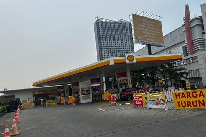Foto ilustrasi SPBU Shell, kini harga BBM yang dijualnya turun segini.